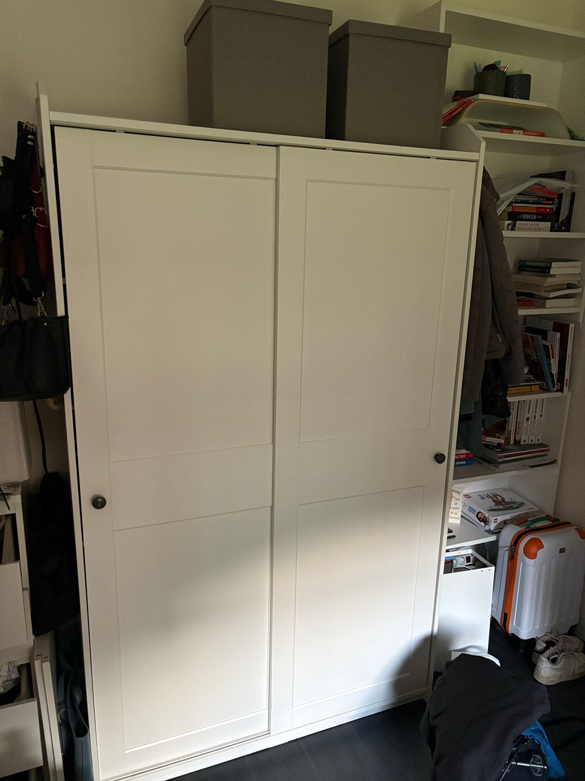 IKEA HAUGA Schuifdeurkast wit, 118x55x199 cm, Ophalen, Met plank(en), Gebruikt, 100 tot 150 cm