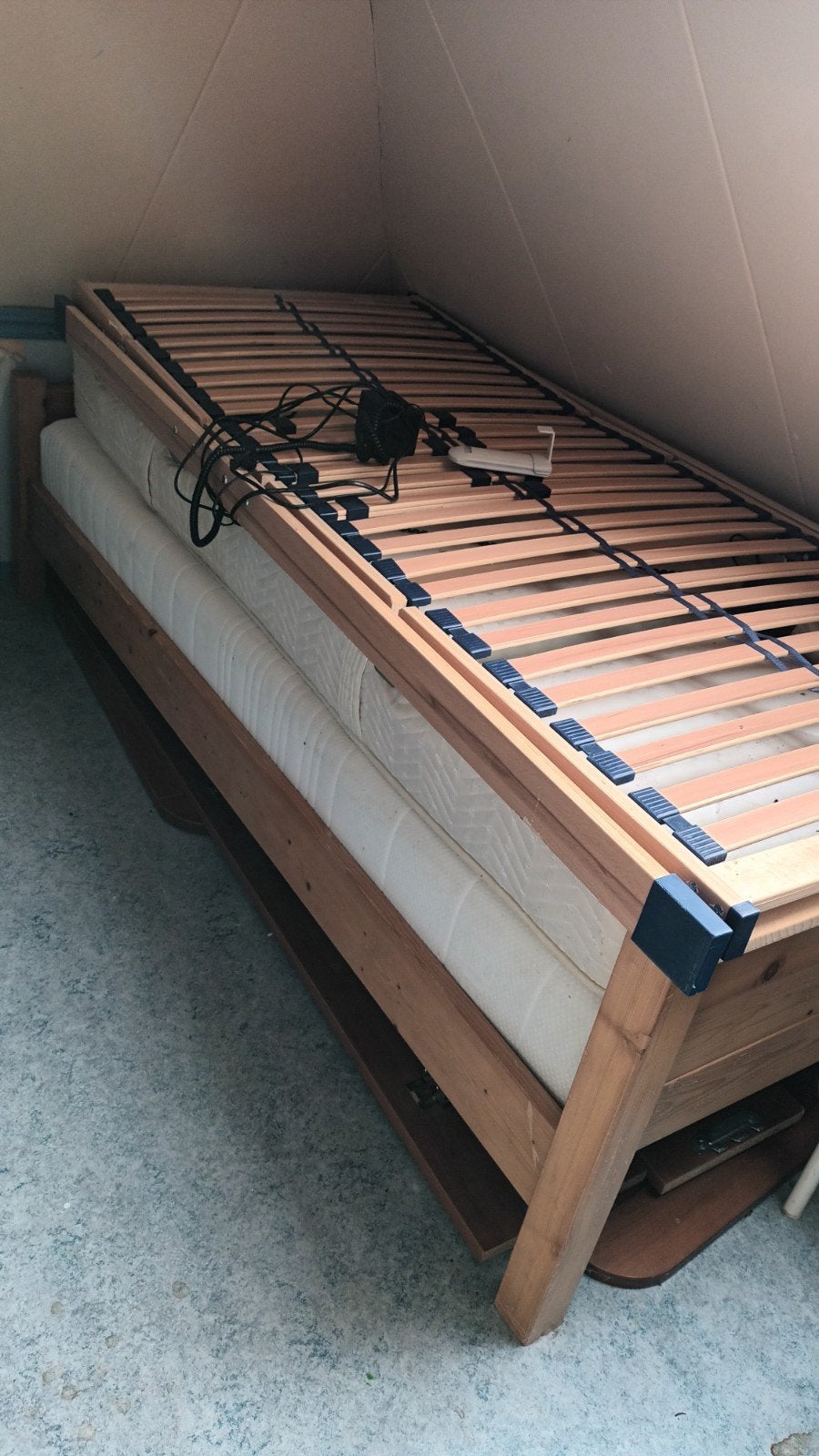 2 1 persoons houten bedden 1 electrische bodem, Ophalen, Gebruikt, 90 cm, Eenpersoons