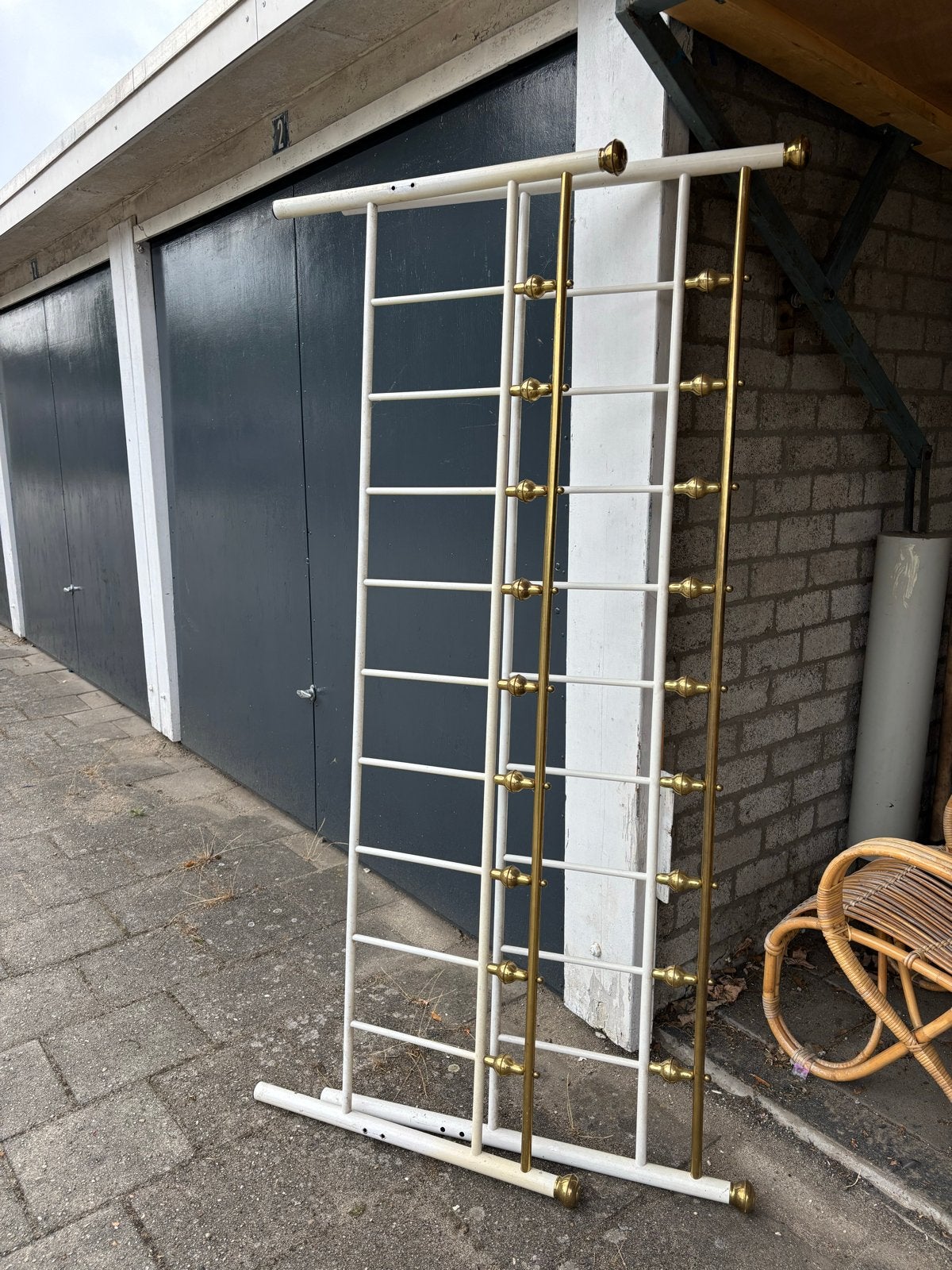 Vintage metalen tweepersoonsbed met messing details, Ophalen, Gebruikt, Wit, Tweepersoons