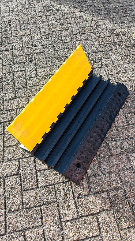 Kabeldrempel/Kabelbrug 3-kanaals 900,500,70 mm – Blok N Mesh, Ophalen, Nieuw, Kunststof