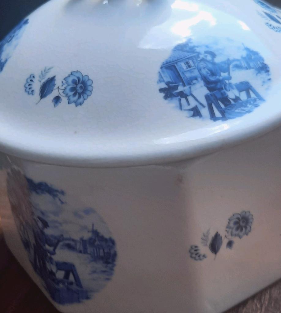 Delftsblauwe 8 hoekige Koekjestrommel., Ophalen of Verzenden, Porselein
