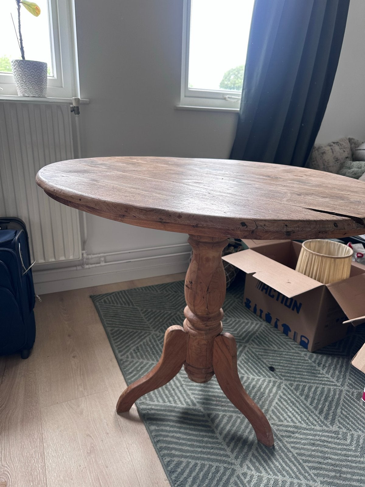 Massief houten tafel met 2 zwarte rotan stoelen, Ophalen, Gebruikt, Twee, Zwart
