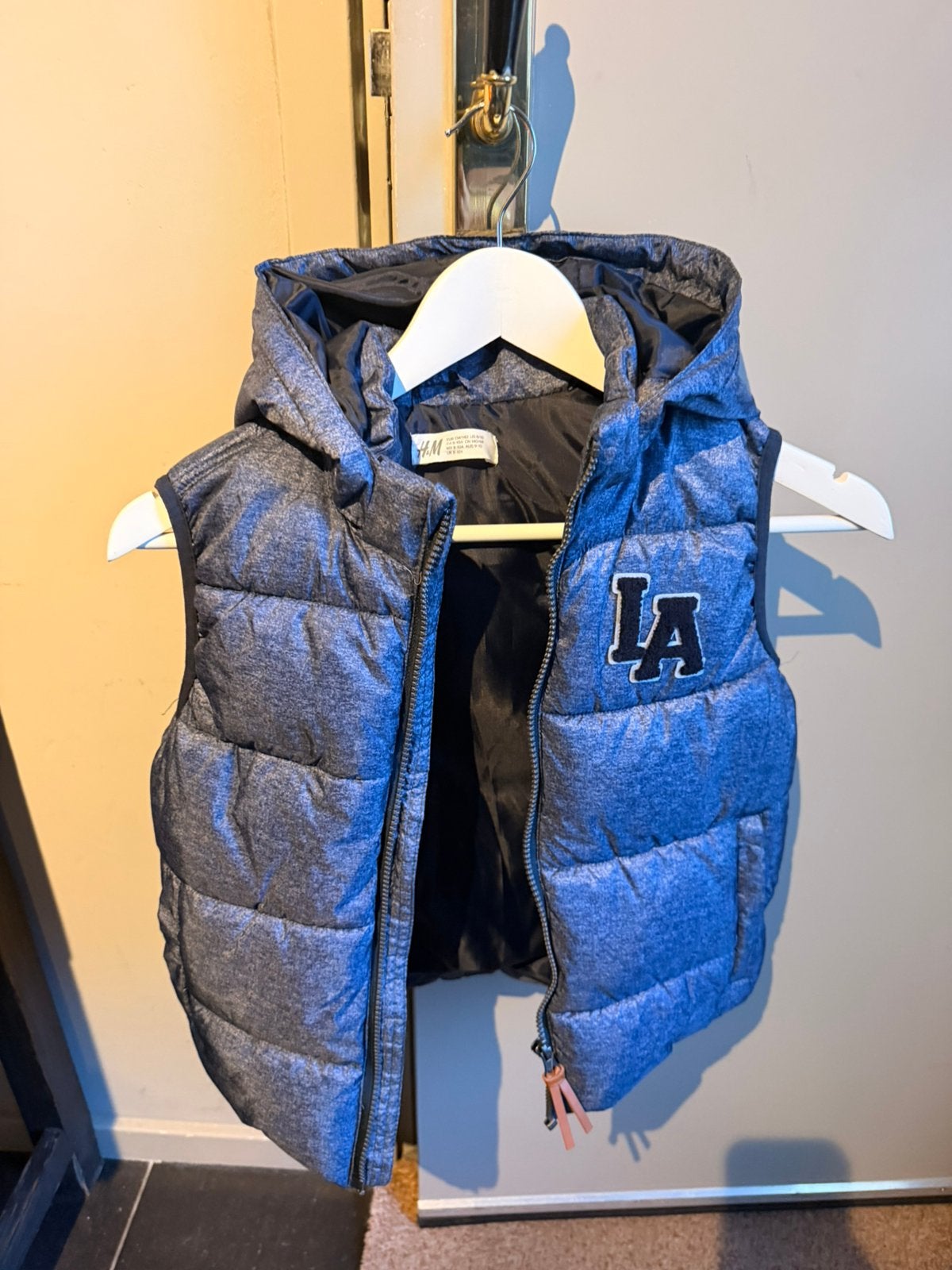 Leuke blauwe HM bodywarmer, Kinderen en Baby's, Ophalen of Verzenden, Zo goed als nieuw, Jongen of Meisje, Overige typen
