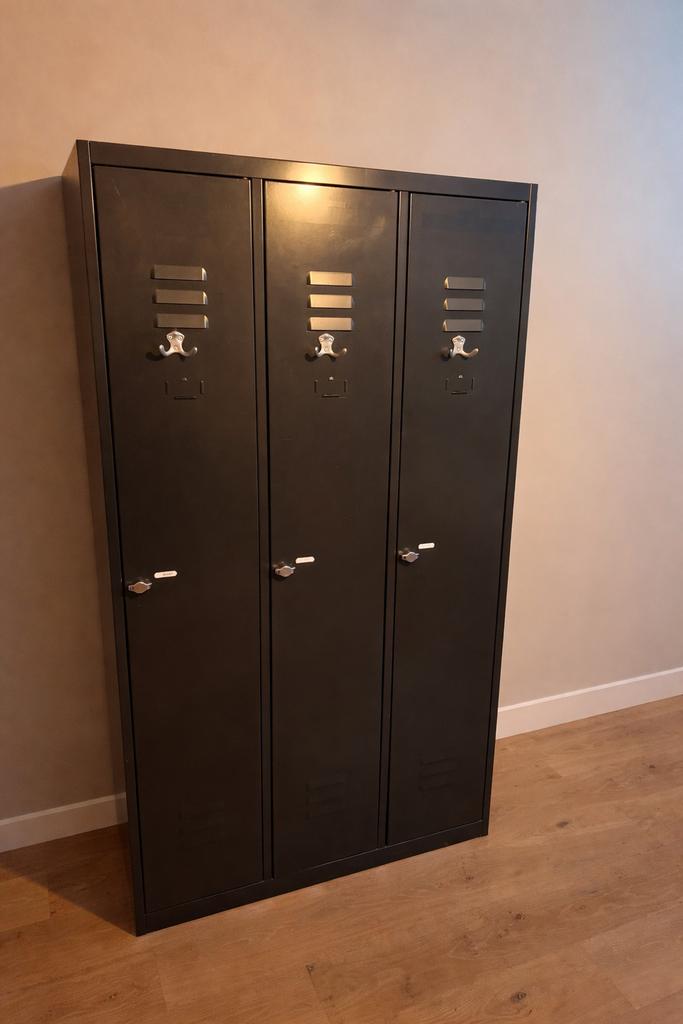 Stoere zwarte lockerkast, Huis en Inrichting, Ophalen, Zo goed als nieuw, 65 cm of meer, 70 cm of meer