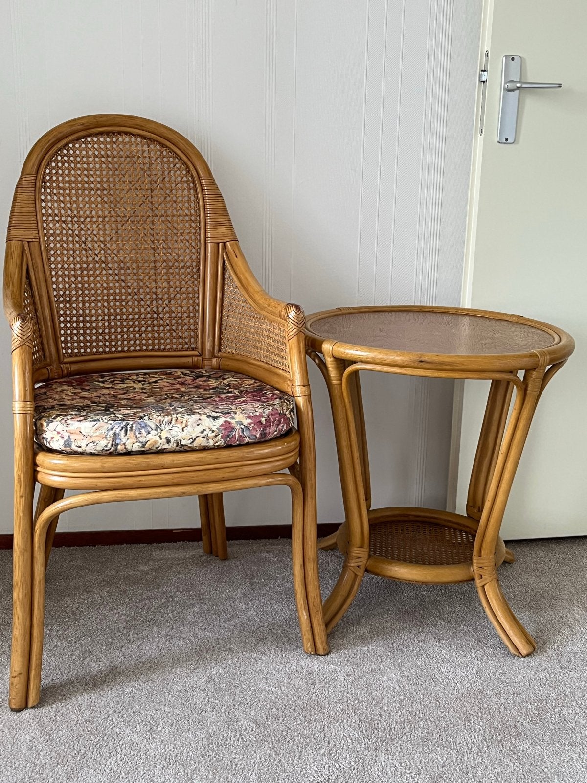 Rotan stoel met bijzettafel - Vintage set, Ophalen, Gebruikt, Bruin, Riet of Rotan