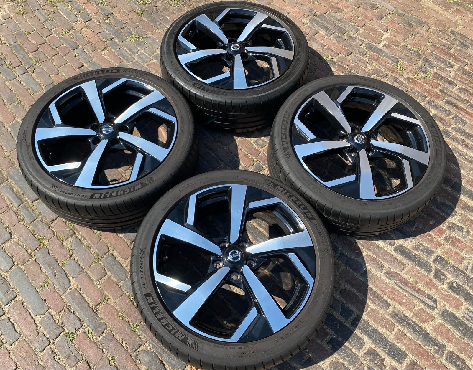 Mooie 19” Nissan Qashqai Tekna velgen + TPMS + 225/45 R19, 19 inch, Banden en Velgen, Nieuw, Ophalen of Verzenden