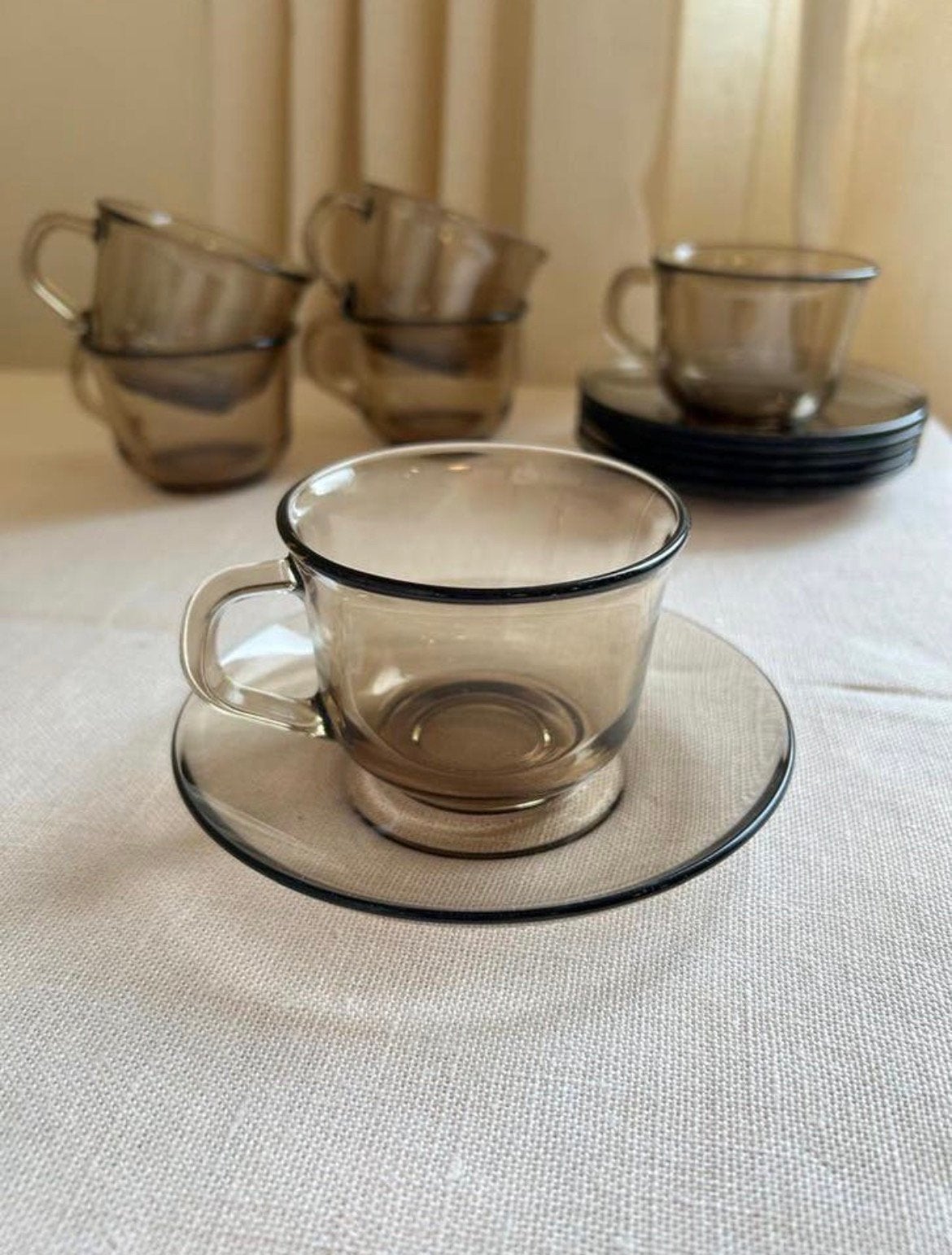 6 vintage rookglas Arcoroc kopjes met schotels, Gebruikt, Ophalen of Verzenden, Glas, Overige stijlen