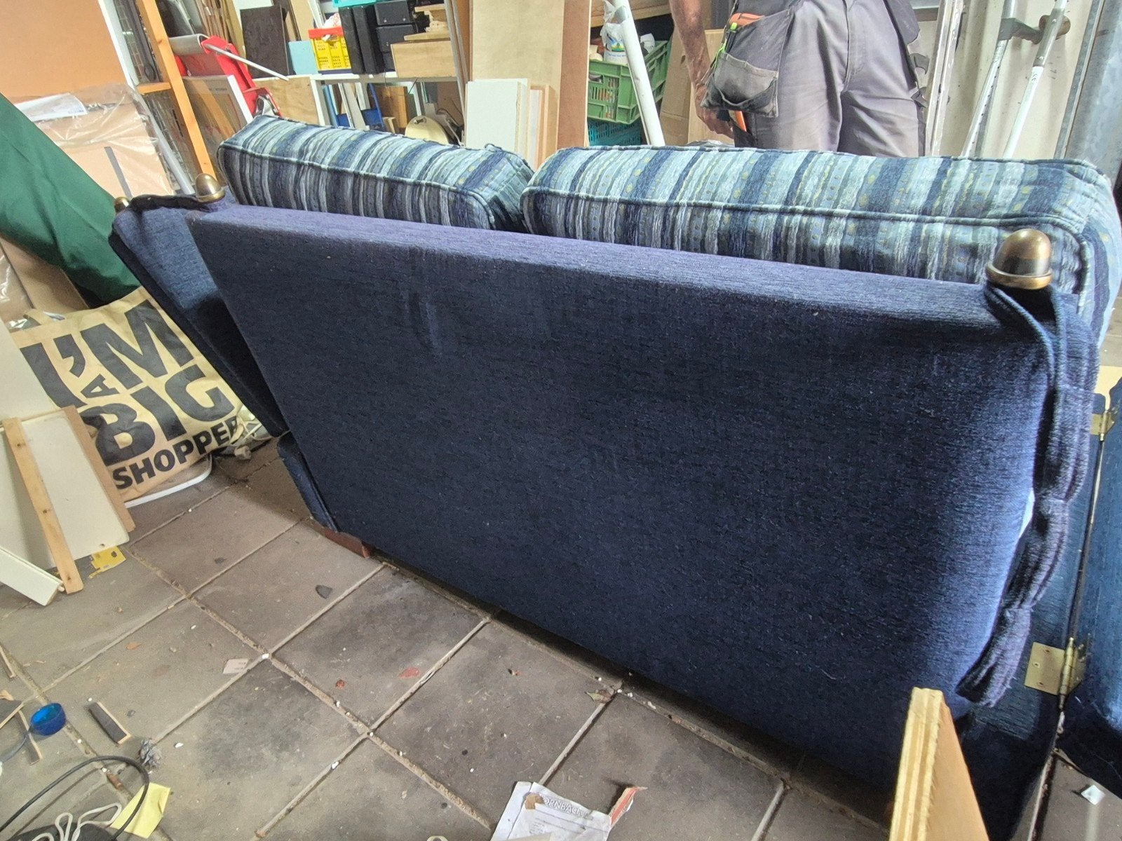 Klassiek blauw gestreept 2-zits bankje., Huis en Inrichting, Banken | Bankstellen, Ophalen, Gebruikt, Tweepersoons, 75 tot 100 cm