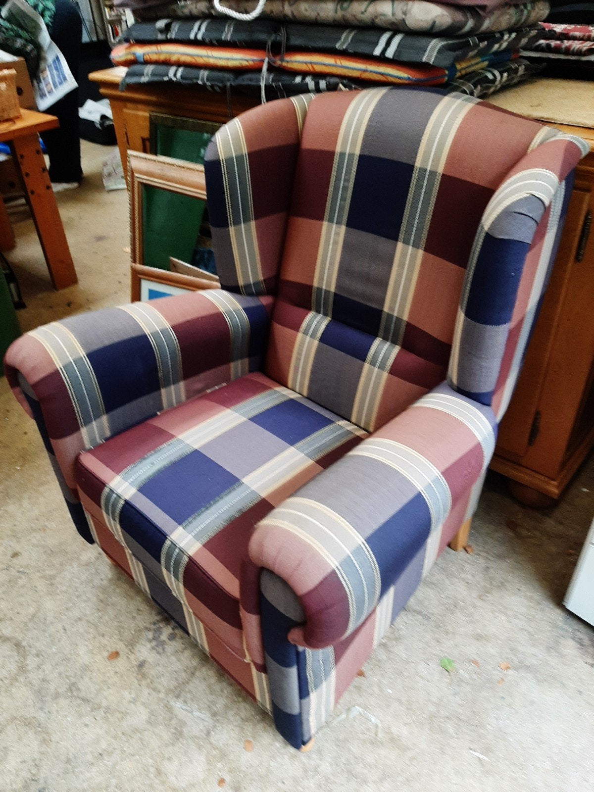 Klassieke oorfauteuil met geruite stoffen bekleding, Ophalen, Gebruikt, 75 tot 100 cm, Stof