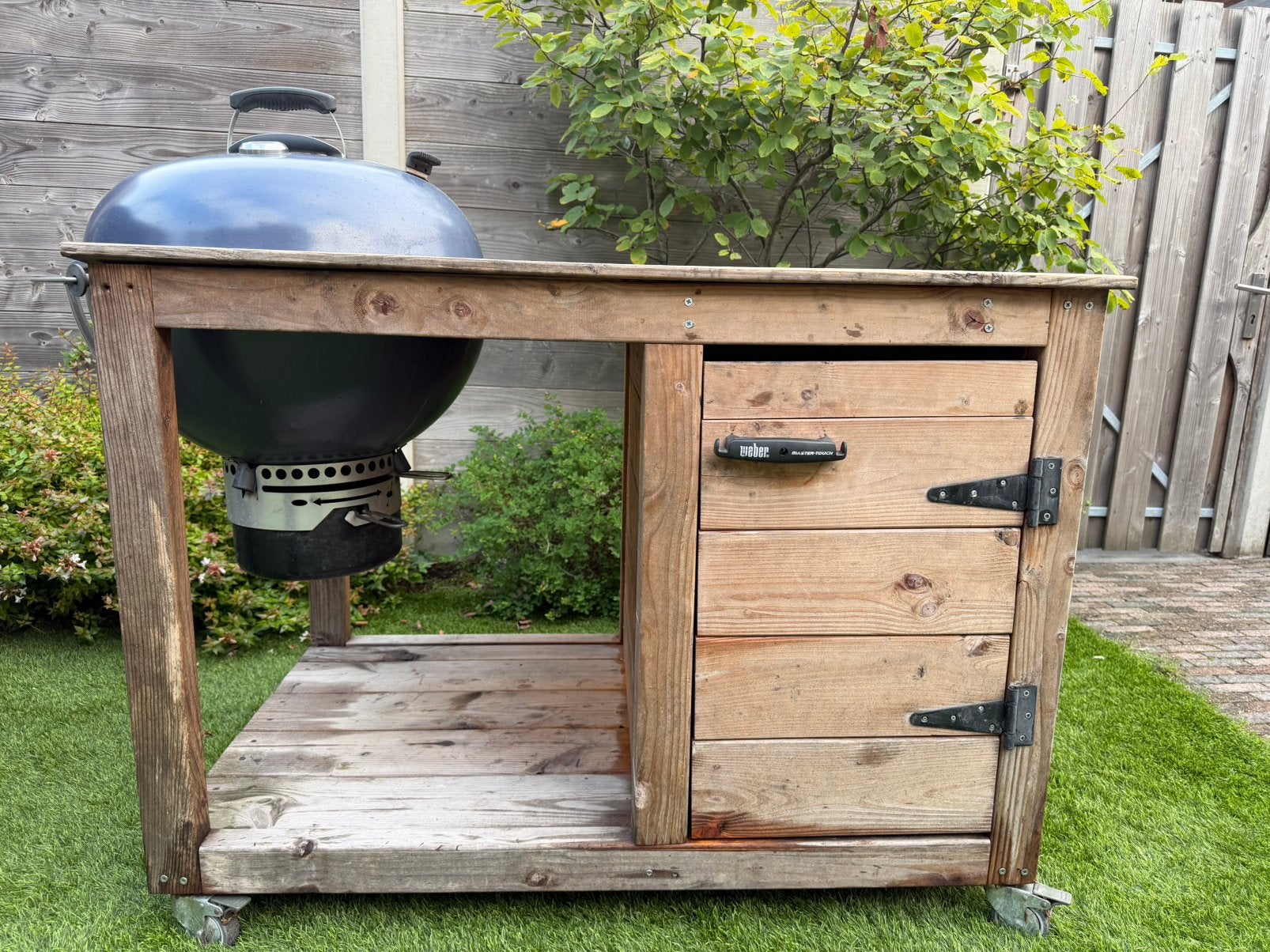 Weber houtskoolbarbecue met houten werktafel, Ophalen, Gebruikt, Houtskool, Vrijstaand