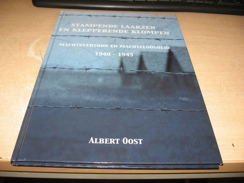 Albert Oost      Stampende Laarzen en klepperende klompen, Ophalen of Verzenden, Tweede Wereldoorlog, Zo goed als nieuw, Overige onderwerpen