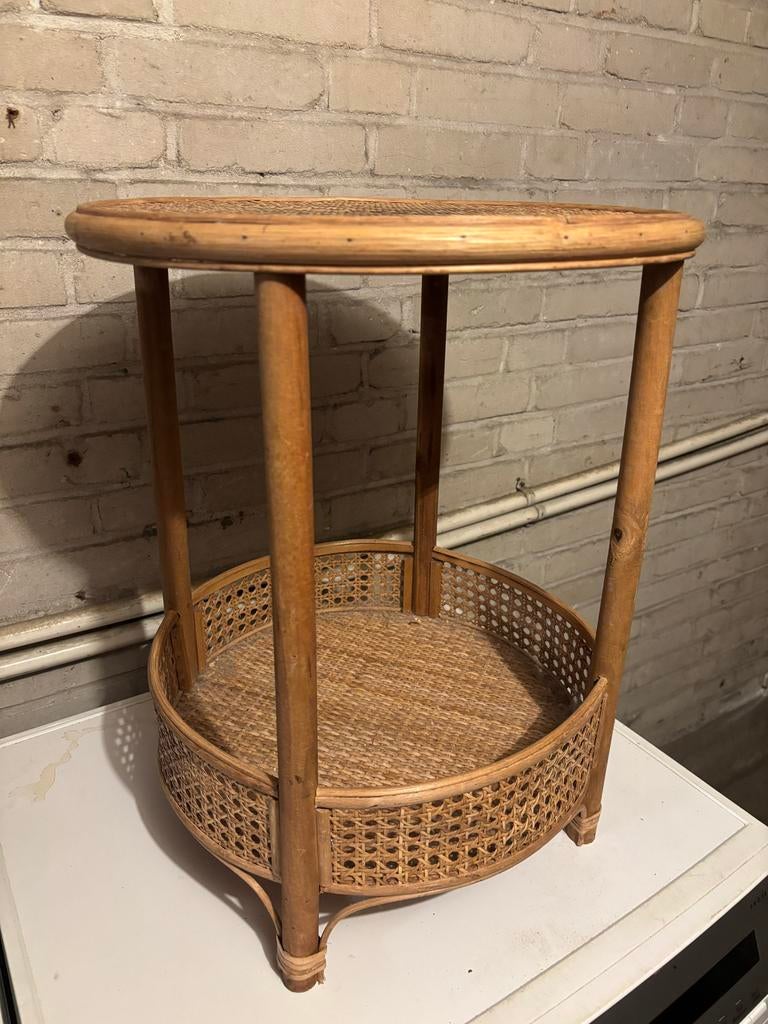 Rotan bijzettafel met opbergruimte, Huis en Inrichting, Tafels | Bijzettafels, Overige materialen, Minder dan 55 cm, Gebruikt