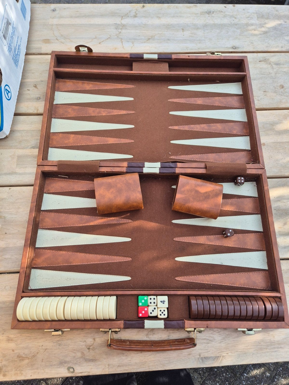 Buffalo Backgammon spel in koffer - Compleet met dobbelsten, Een of twee spelers, Ophalen of Verzenden, Gebruikt, Reisspel