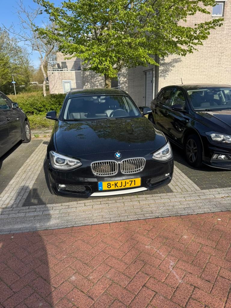 BMW 1-Serie 116I 100KW 5DR 2013 Zwart (NIEUWE APK)!!!, Auto's, BMW, 1-Serie, Zwart, 4 cilinders, Zwart