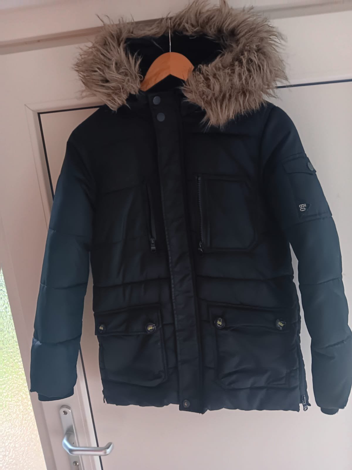 Zwarte winterjas met capuchon en afneembare bontkraag, Ophalen, Gebruikt, Jongen of Meisje, Jas