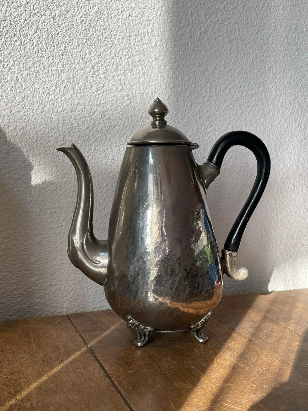 Antieke tinnen koffiepot met gehamerd oppervlak en ebbenhout, Ophalen of Verzenden