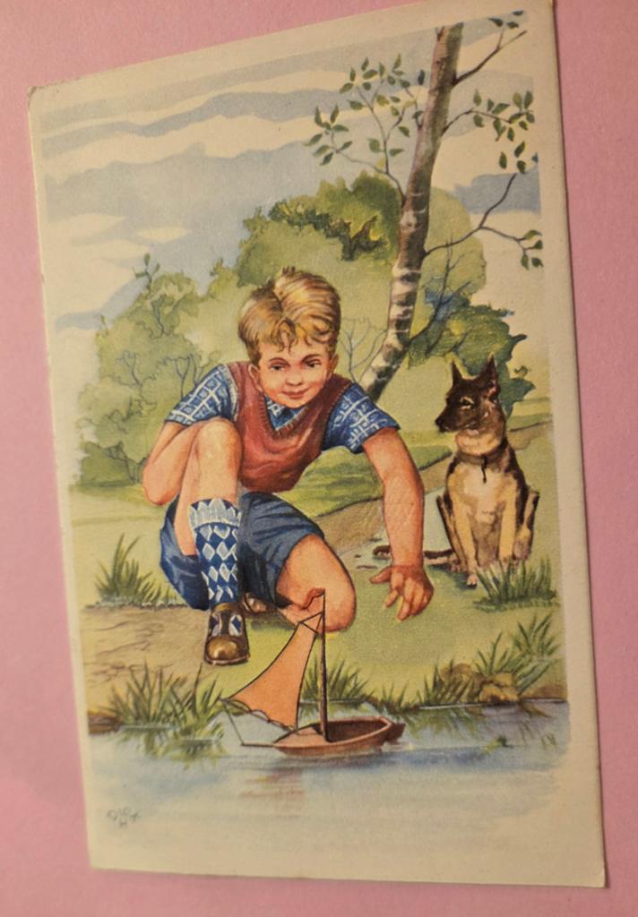 Jongen speelt met speelgoedboot, hond kijkt toe, Verzenden, 1940 tot 1960, Gelopen, Kinderen