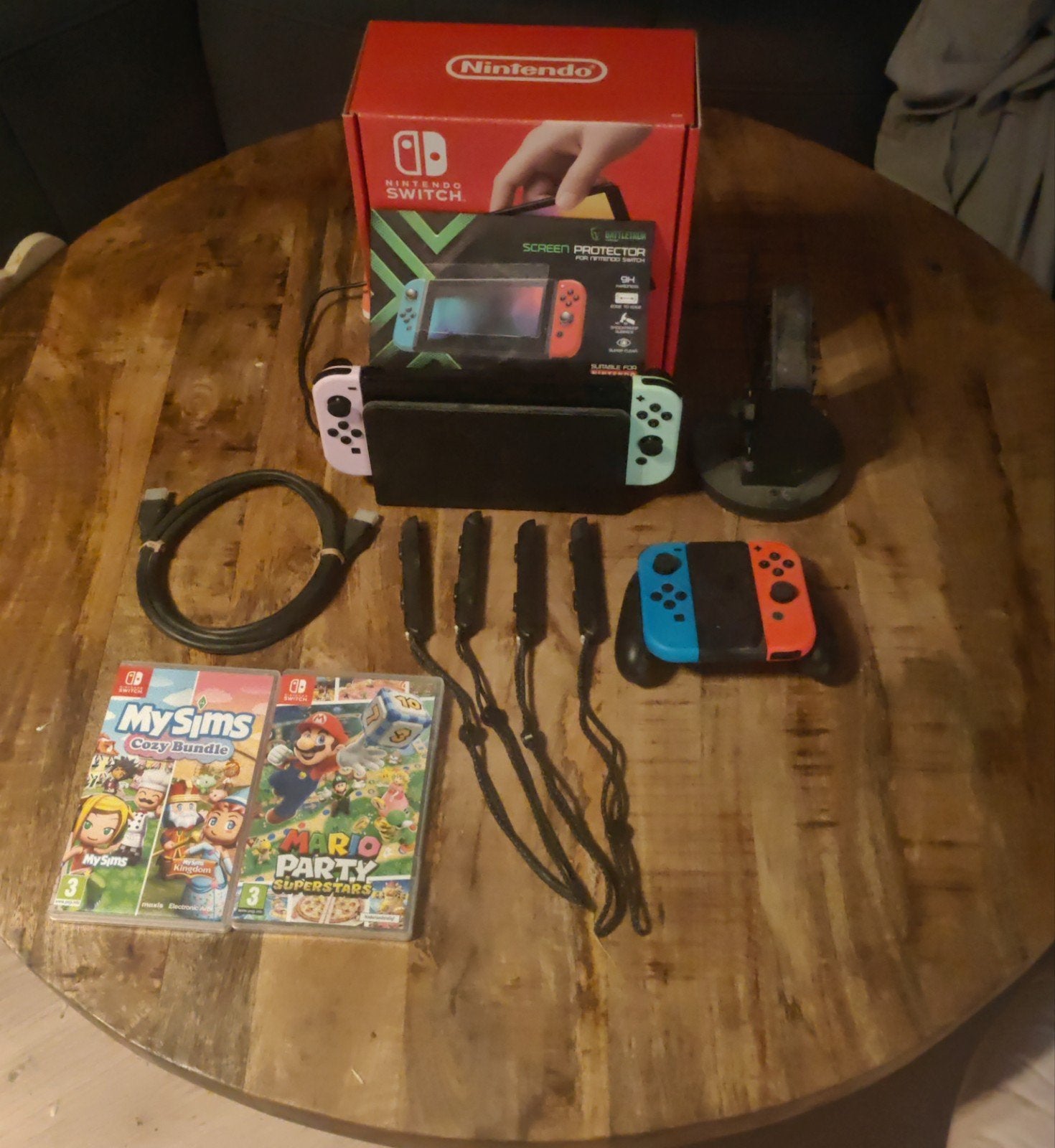 Foto 2 van Switch OLED bundel – 4 Joy-Cons + Docking Station + 2 games
