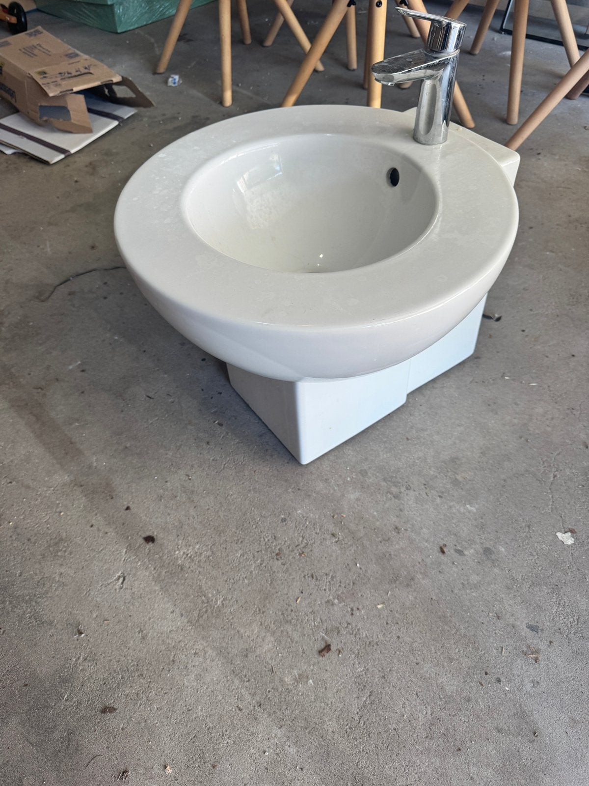 een degelijke, ronde wastafel inclusief kraan, Huis en Inrichting, Ophalen, Gebruikt, 50 tot 100 cm, Minder dan 100 cm