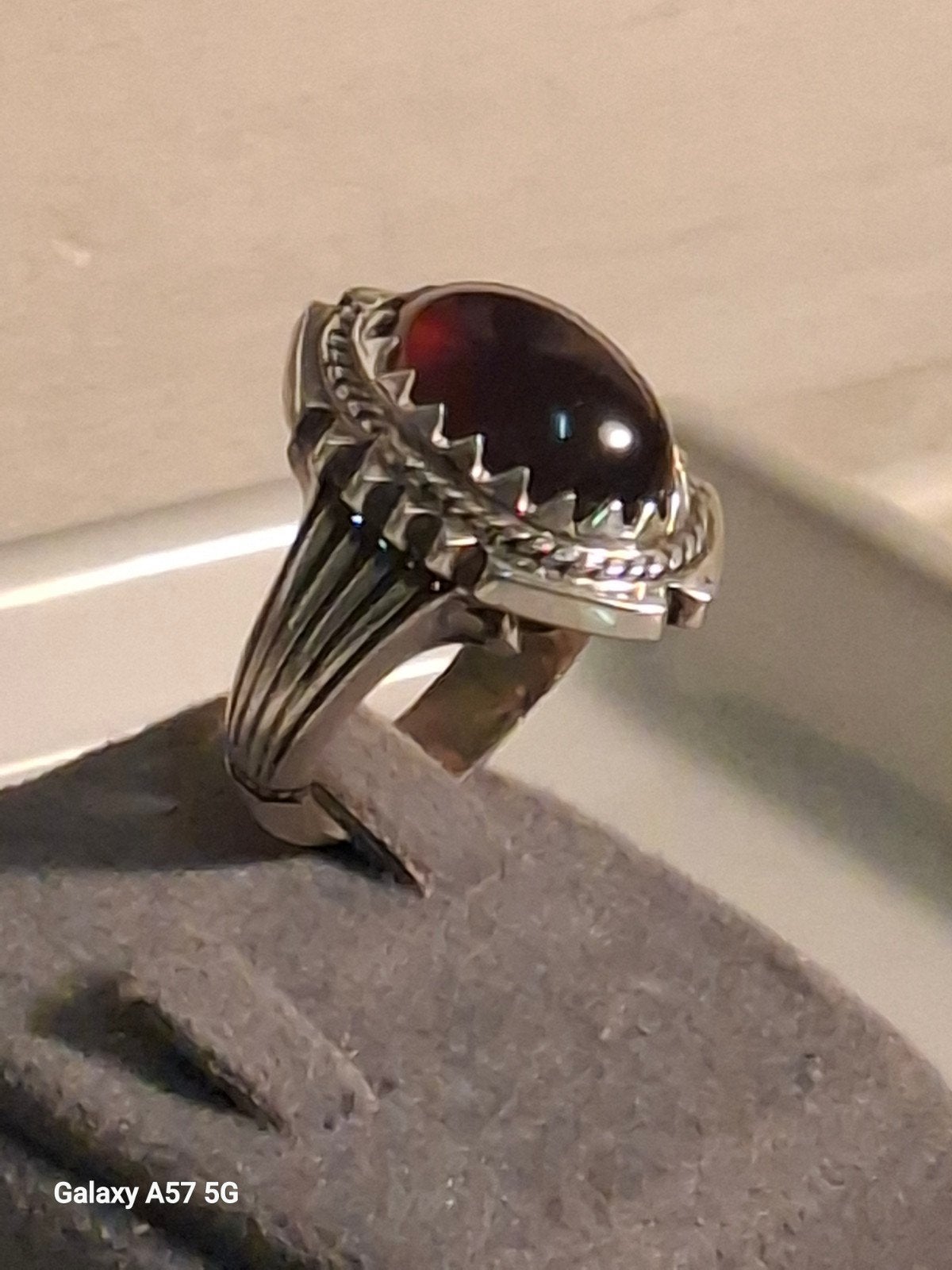 Zilveren ring met rode garnaat edelsteen, 18 tot 19, Heer, Nieuw, Ophalen of Verzenden