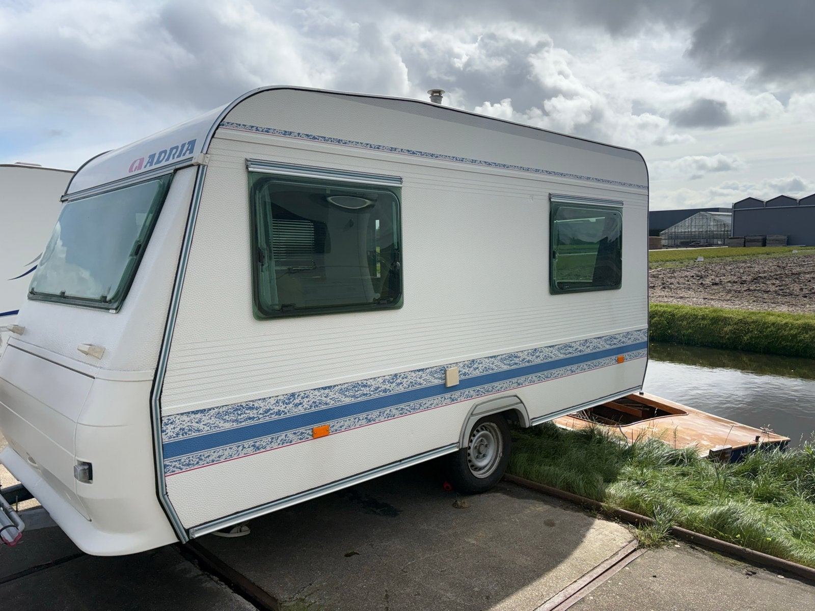 Adria Unica 390 DS - Compacte en complete caravan, Luifel, Omvormbare zithoek, Treinzit, 750 - 1000 kg