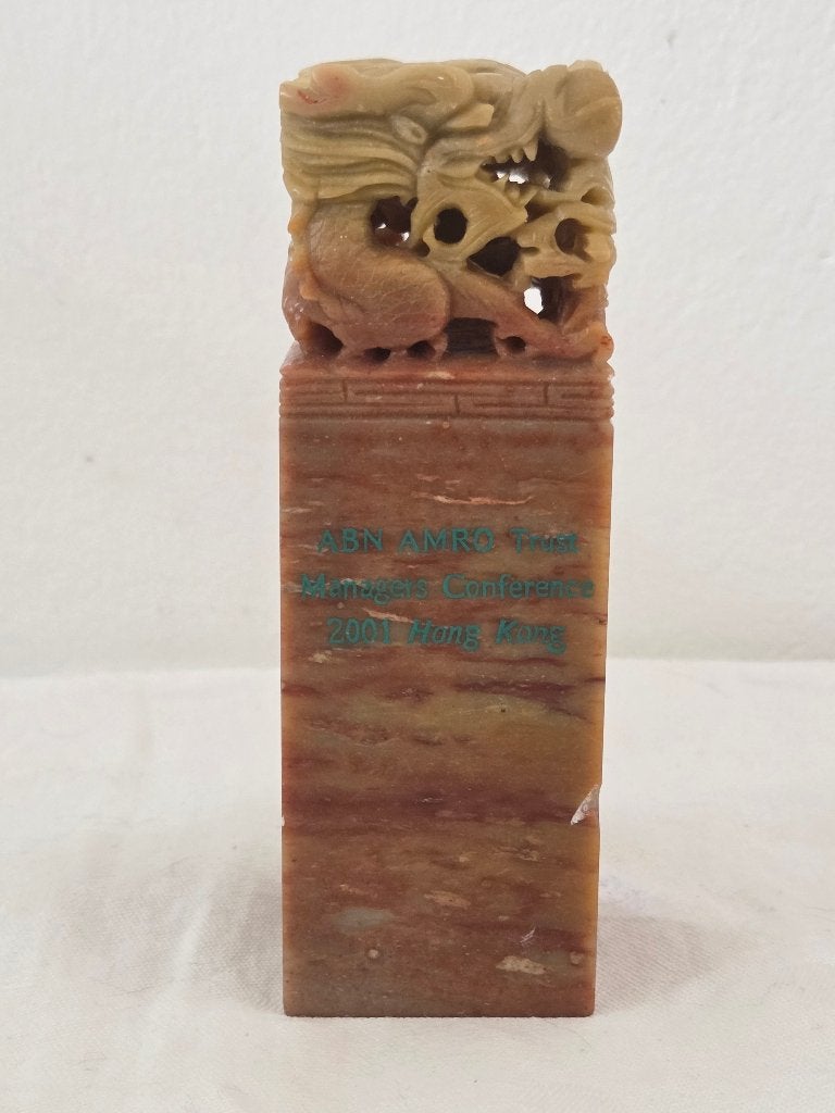 China: zegelsteen 2001 ( ABN-AMRO-conferentie Hong Kong), Antiek en Kunst, Ophalen of Verzenden
