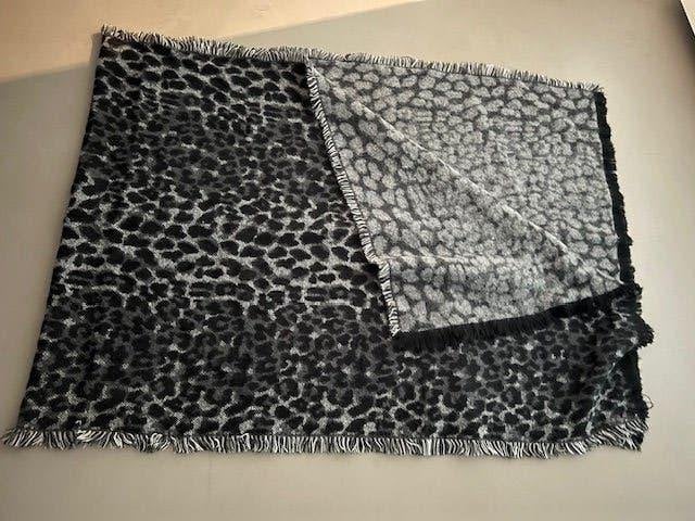 Zwart/grijze sjaal met luipaardprint van de Hema, Kleding | Dames, Verzenden, Zo goed als nieuw, Maat 46/48 (XL) of groter, Handschoenen