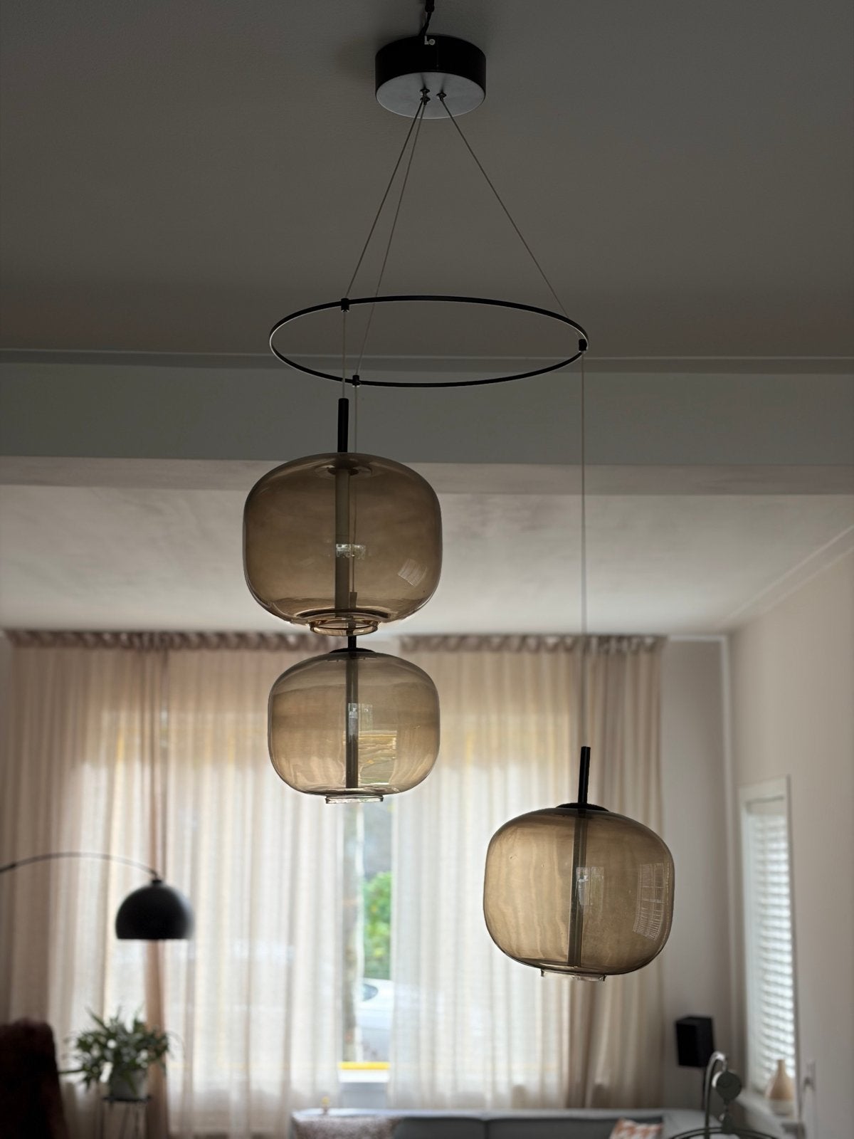 Moderne hanglamp met 3 amberkleurige glazen kappen, Ophalen, Zo goed als nieuw, Glas, E27 (groot)