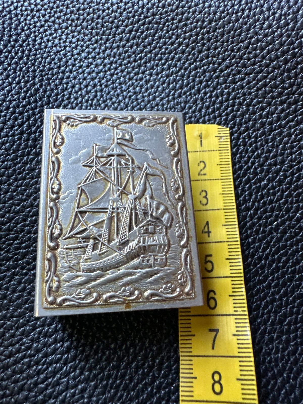 Vintage metalen doosje  voor lucifers met scheepsreliëf, Antiek en Kunst, Ophalen