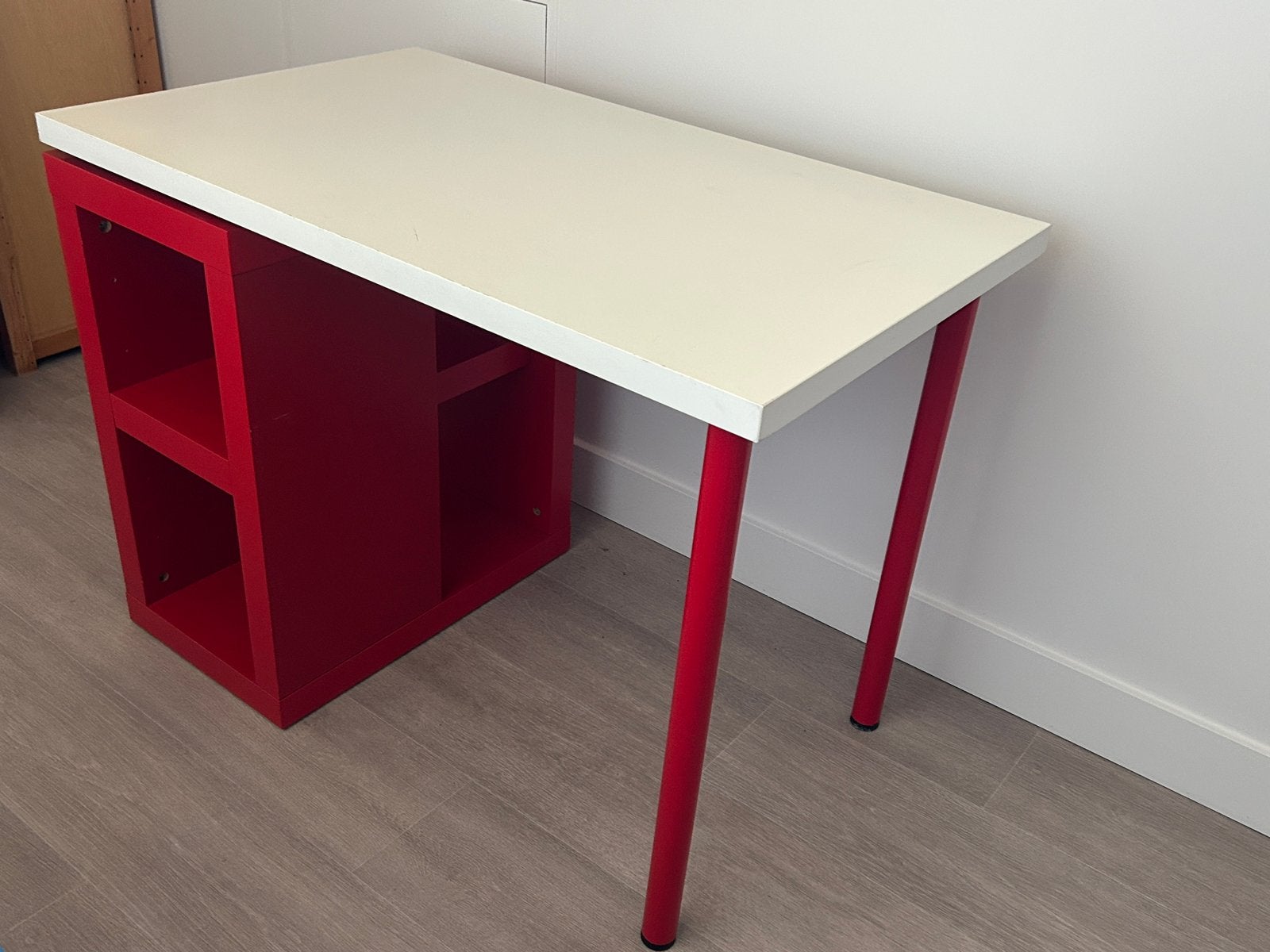 Ikea Linnman bureaublad (wit) en Vika Annefors poot (rood), Ophalen, Demontabel, Zo goed als nieuw, IKEA
