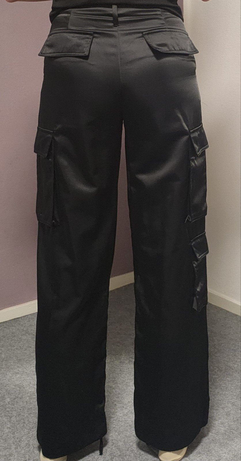 Zara satijnen cargobroek - Zwart, maat XS, Kleding | Dames, Broeken en Pantalons, Ophalen of Verzenden, Zo goed als nieuw, Maat 34 (XS) of kleiner