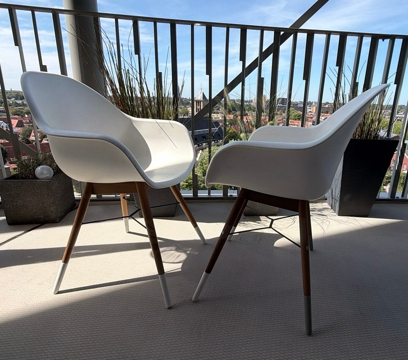 2 creme-witte kuipstoelen met houten poten, binnen/buiten, Huis en Inrichting, Stoelen, Ophalen, Kunststof, Gebruikt, Twee