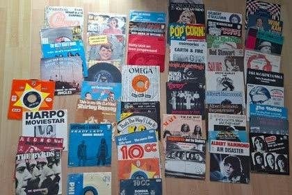 Totaal 47 singles voornamelijk pop zie omschrijving + foto's, Ophalen, Gebruikt, Overige typen, Beschermende buitenhoes