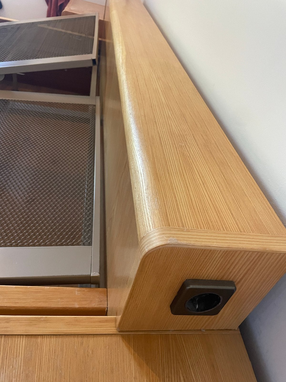 Foto 9 van Houten bed 160x200 met Auping bedbodems en nachtkastjes