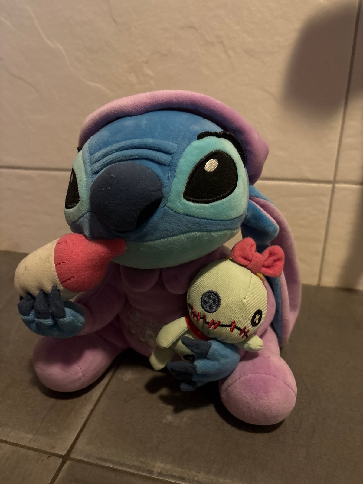 Disney Stitch knuffel met Scrump in slaapzak, Disney, Overige typen, Blauw, Ophalen of Verzenden