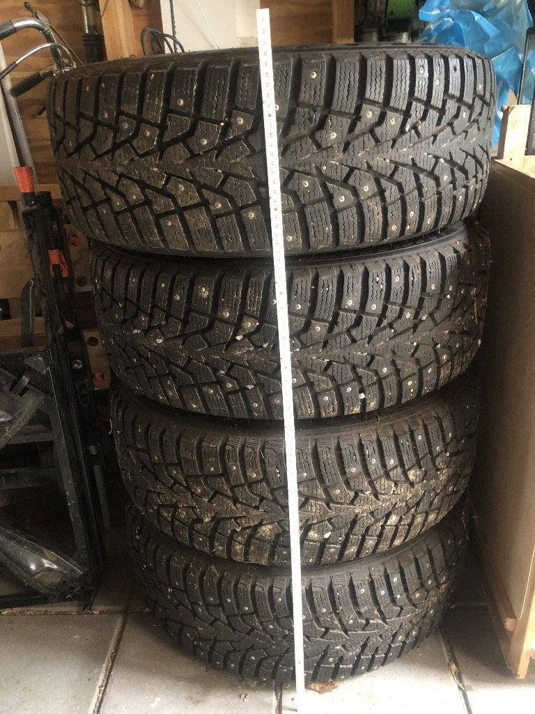 Winterbanden Volvo  Spijkerbanden!, Ophalen, Gebruikt, Banden en Velgen, 17 inch