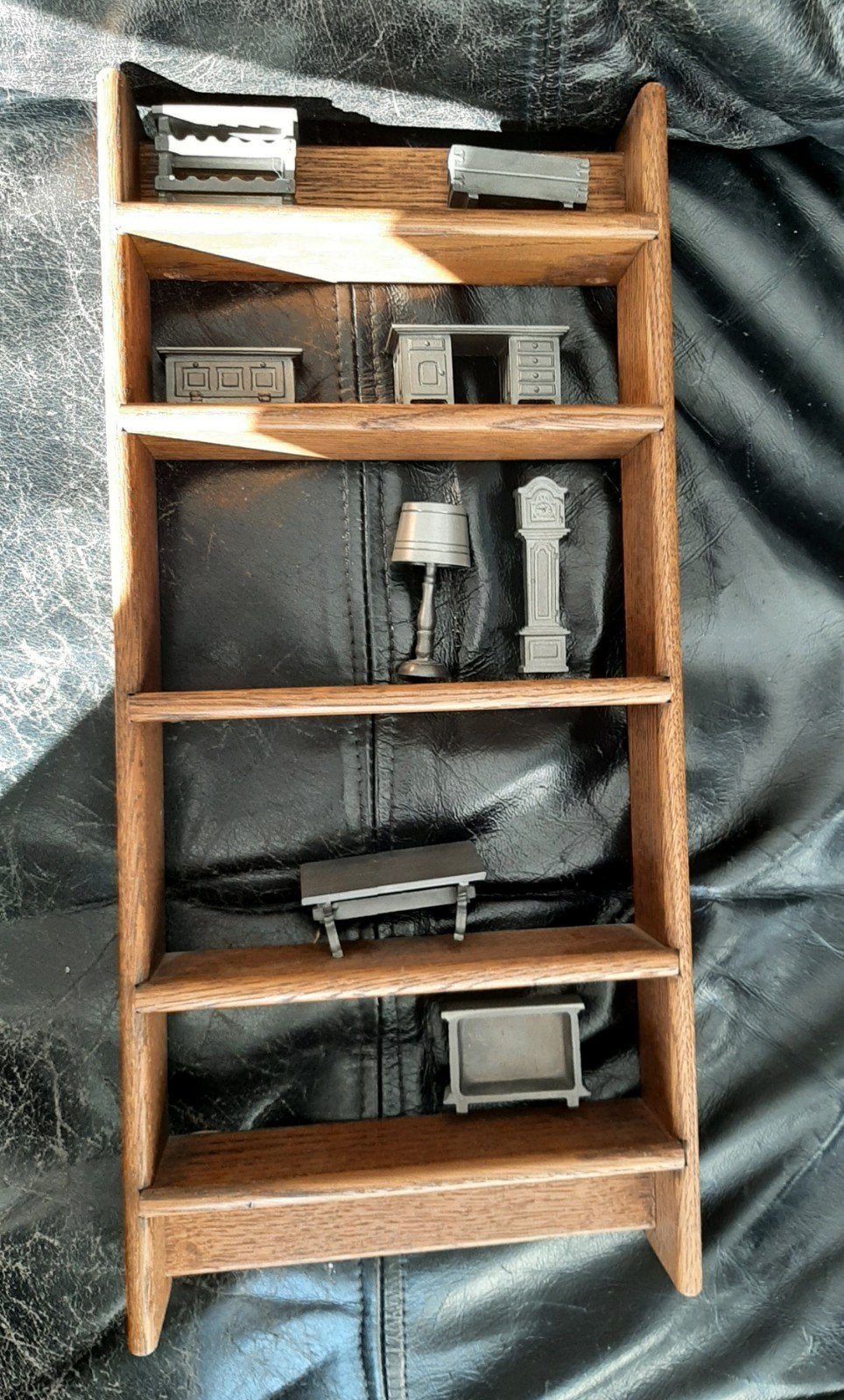 Set van 8 tinnen miniatuur meubeltjes op houten rek, Ophalen of Verzenden