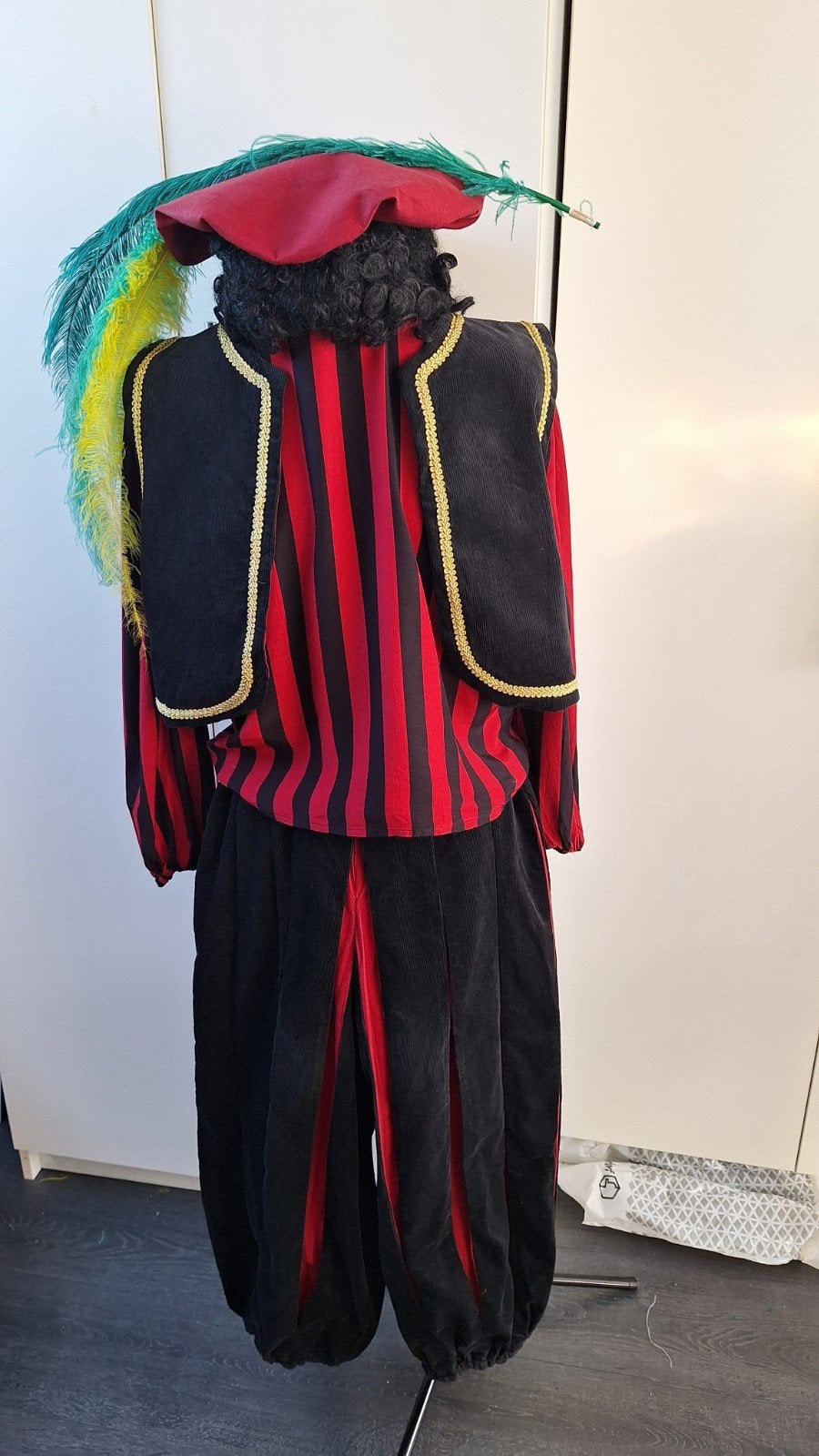 Pietenpak rood zwart kleine maat 34 band broek is 66 cm, Diversen, Ophalen of Verzenden, Gebruikt