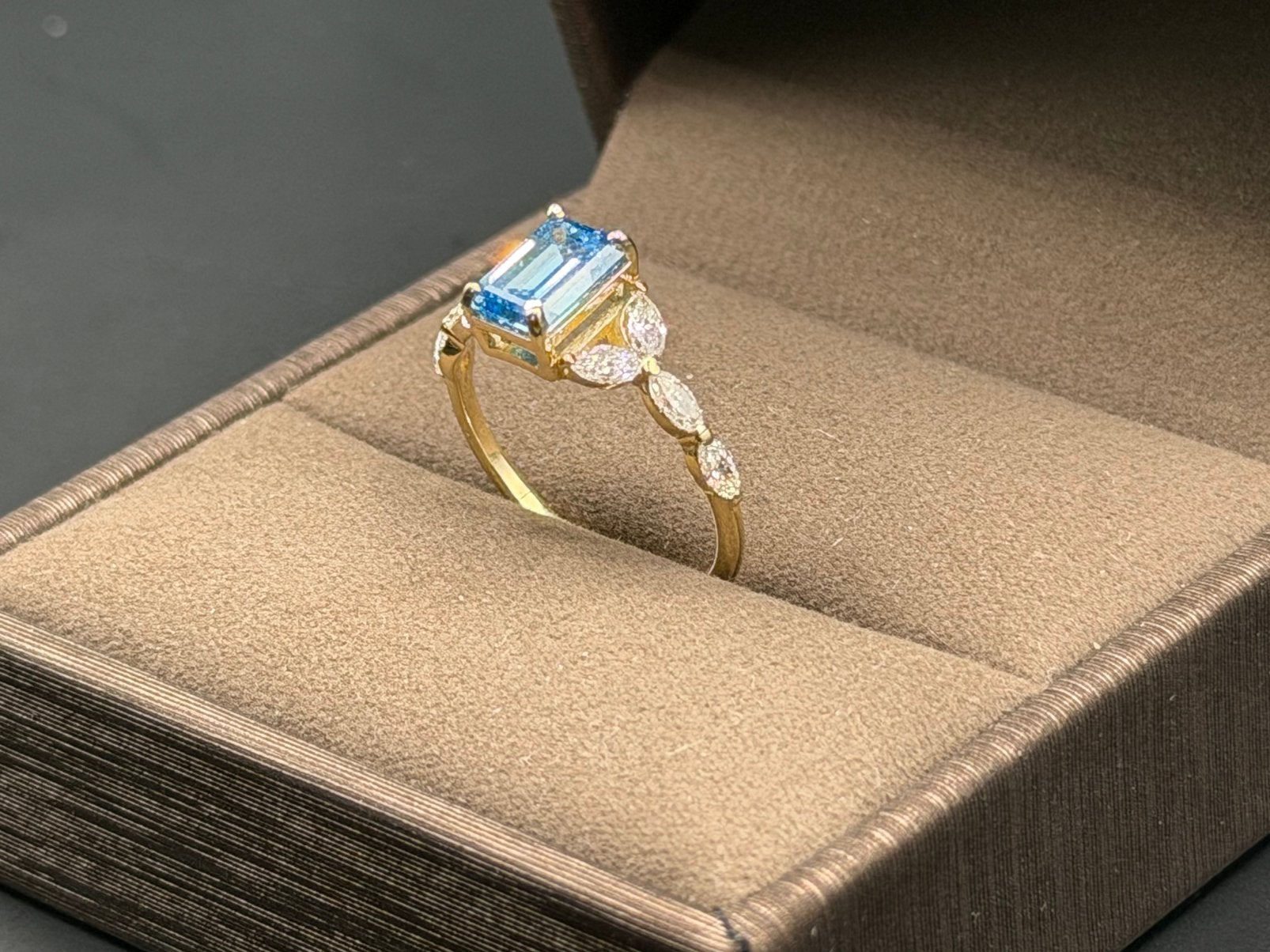 Nieuwe 14K gouden verlovingsring met blauwe diamant- 17,5mm, Sieraden, Tassen en Uiterlijk, Nieuw, Ophalen of Verzenden, 17 tot 18