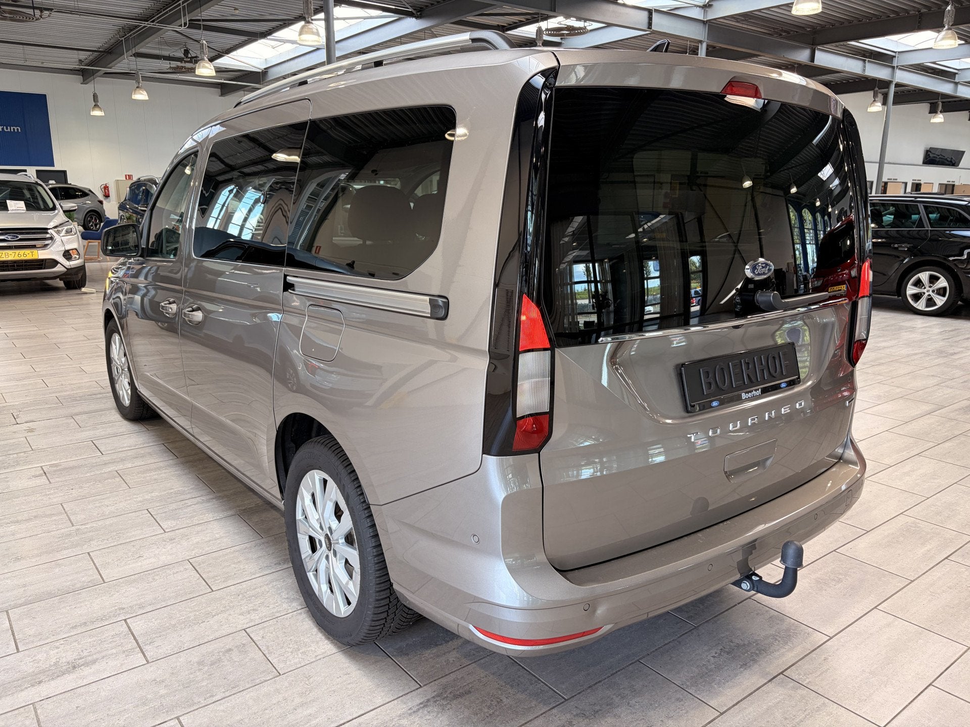 Ford GRAND TOURNEO CONNECT 1.5 PHEV 150pk Titanium | Trekhaa, Auto's, Plug-in hybride, Hybride Elektrisch/Benzine, 25 kWh, Te koop