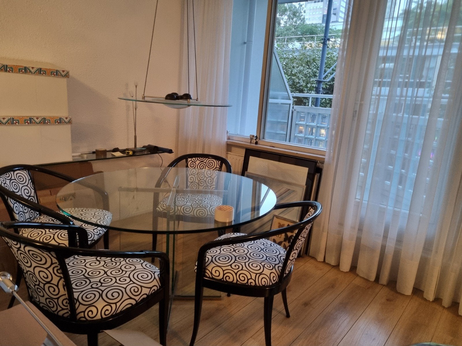ronde glazen eettafel, Huis en Inrichting, Ophalen of Verzenden, Zo goed als nieuw, Design
