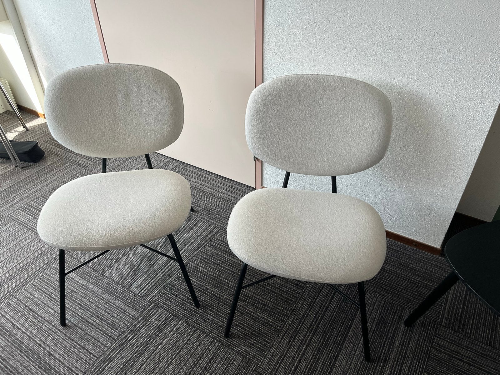 Set van 2 moderne eetkamerstoelen - Crème stof en metaal, Ophalen, Twee, Wit, Zo goed als nieuw
