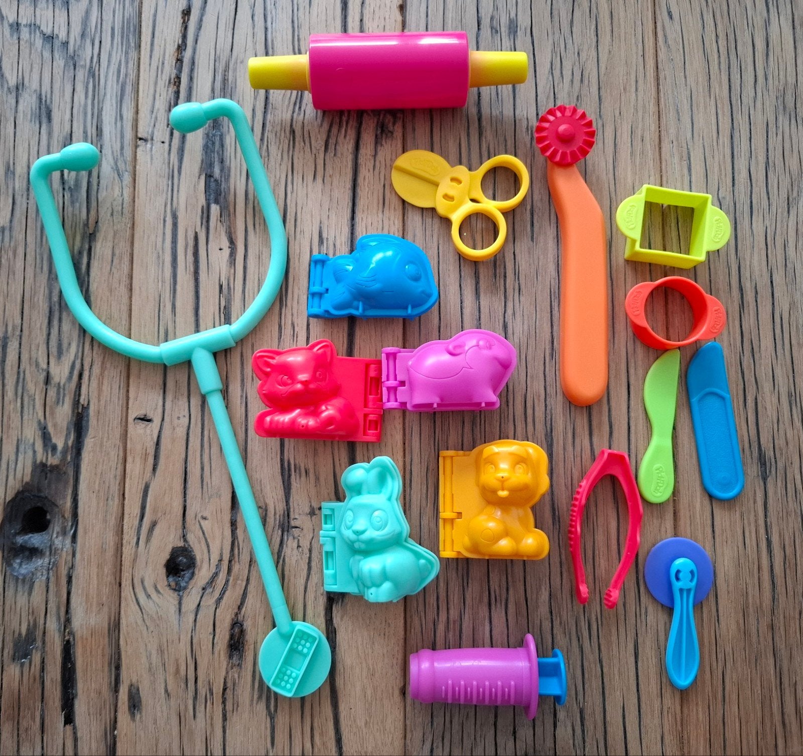 Dierenarts speelset met klei vormpjes en accessoires, Ophalen of Verzenden, Gebruikt, Knutselen