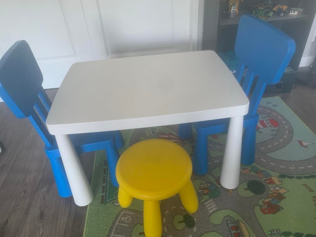 IKEA kinder tafel met 2 stoelen en krukje, Ophalen of Verzenden, Zo goed als nieuw, Tafel(s) en Stoel(en)