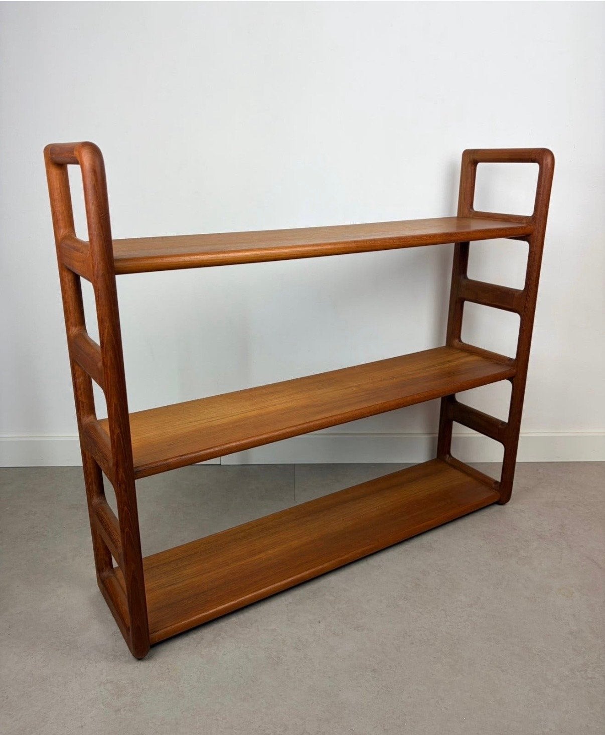 Dyrlund wandrek, teakhouten wandsysteem. Teakhouten planken, .., Met plank(en), .., Gebruikt