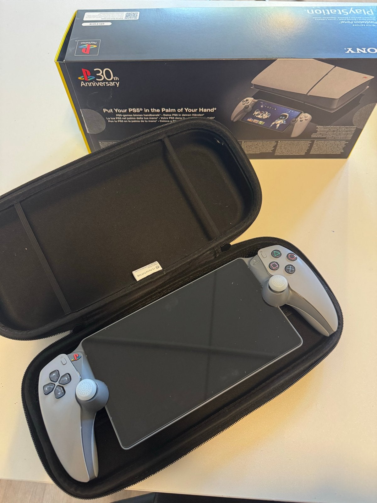 Foto 3 van PlayStation Portal Remote Player 30th Anniversary Edition