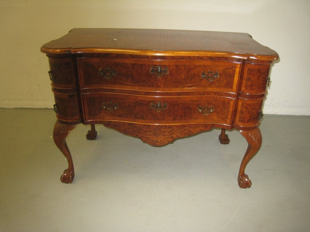 Wortelnoten fineer commode met 6 lades en klauwpoten