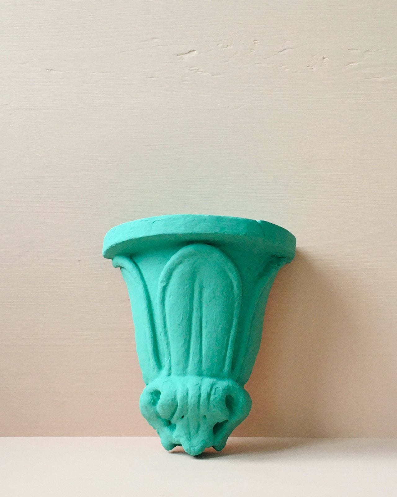 oude wand-console van mat groen geschilderd gips, Ophalen of Verzenden, Zo goed als nieuw