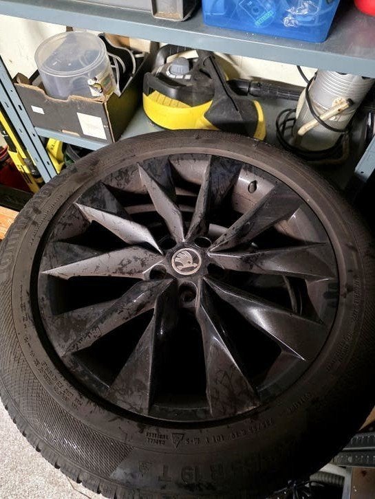 Škoda Enyaq 19 inch zwarte velgen + Continental winterbanden, Gebruikt, Banden en Velgen, Winterbanden, 235 mm