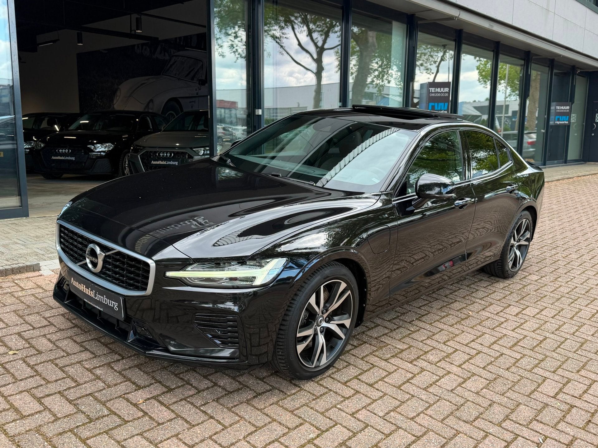 Volvo S60 2.0 T8 AWD Twin Engine R-Design|Pano|HUD|CarPlay|1, Auto's, Automaat, Dealer onderhouden, Gebruikt, Zwart